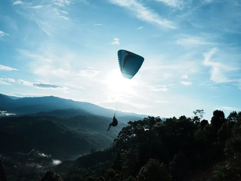 Paralayang dan Motor Trail di Sani-Sani: Sensasi Menaklukkan Alam dari Ketinggian dan Medan Terjal