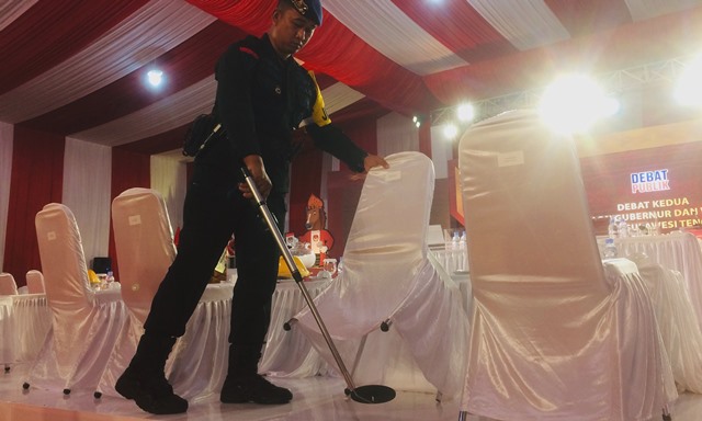Antisipasi Keamanan, Satbrimob Sterilisasi Lokasi Debat Pilgub Sultra di Kolaka 1 Antisipasi Keamanan, Satbrimob Sterilisasi Lokasi Debat Pilgub Sultra di Kolaka