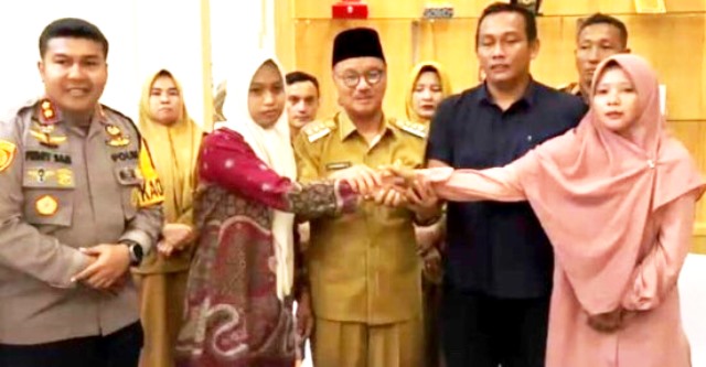 Cawe-cawe Bupati Konsel di Kasus Supriyani: Kini Diduga Jebak Sang Guru Bertemu Polisi dan Orang Tua Murid untuk Berdamai 1 Cawe-cawe Bupati Konsel di Kasus Supriyani: Kini Diduga Jebak Sang Guru Bertemu Polisi dan Orang Tua Murid untuk Berdamai