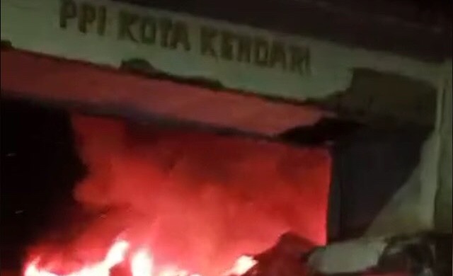 Breaking News: Tempat Pelelangan Ikan Kendari Terbakar, Empat Unit Damkar Dikerahkan 1 Breaking News: Tempat Pelelangan Ikan Kendari Terbakar, Empat Unit Damkar Dikerahkan