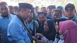 Rajiun Tepis Isu, Komitmen Tambah Modal untuk Pedagang Bensin di Wamponiki 14 Rajiun Tepis Isu, Komitmen Tambah Modal untuk Pedagang Bensin di Wamponiki