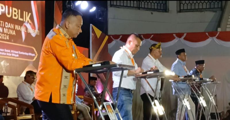 Paslon Rajiun-Purnama dan Bahrun-Asrafil Adu Argumen di Debat Pilkada Muna