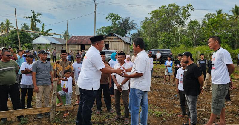Darwin-Ali Basa Beri Bantuan Pembangunan Masjid saat Kampanye Dialogis di Desa Sidamangura