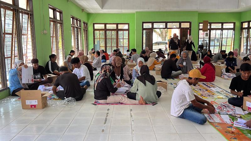 Surat Suara untuk Pilwali Kendari sudah Mulai Disortir dan Dilipat 1 Surat Suara untuk Pilwali Kendari sudah Mulai Disortir dan Dilipat