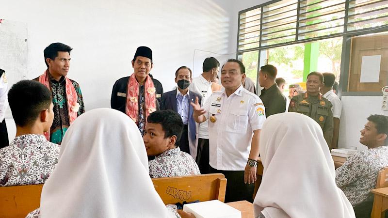 Pemprov Sultra Bersama Komisi II DPR RI Uji Coba Makan Siang Gratis di 4 Sekolah 1 Pemprov Sultra Bersama Komisi II DPR RI Uji Coba Makan Siang Gratis di 4 Sekolah