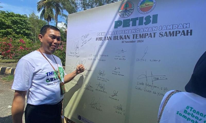 Tangani Sampah di Kawasan, Balai TNRAW Masifkan Kampanye "Hutan Bukan Tempat Sampah" 1 Tangani Sampah di Kawasan, Balai TNRAW Masifkan Kampanye "Hutan Bukan Tempat Sampah"