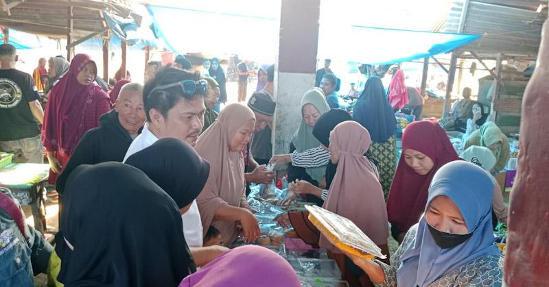 Hendak Belanja di Pasar Ladongi, Abdul Azis Diserbu Mak-Mak 1 Hendak Belanja di Pasar Ladongi, Abdul Azis Diserbu Mak-Mak