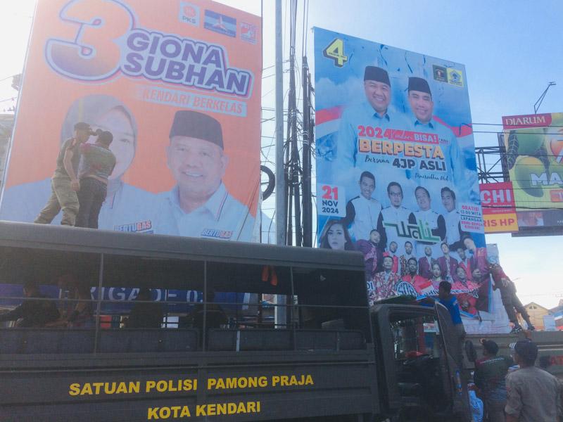 Masuki Masa Tenang, Satpol PP Kendari Mulai Bersihkan Alat Peraga Kampanye 1 Masuki Masa Tenang, Satpol PP Kendari Mulai Bersihkan Alat Peraga Kampanye