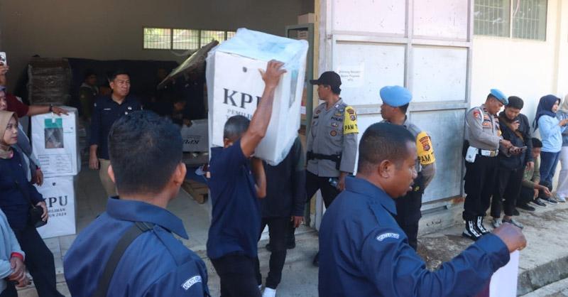 Pendistribusian Logistik Pilkada 2024 di Kendari Dikawal Ketat Aparat Kepolisian 1 Pendistribusian Logistik Pilkada 2024 di Kendari Dikawal Ketat Aparat Kepolisian
