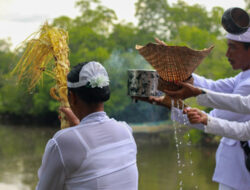 Umat Hindu Desa Adat Lapoa Gelar Upacara Ngenteg Linggih di Kawasan TNRAW