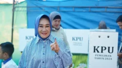 Hak Pilih Dibekukan, Nur Alam Hanya Temani Tina Nur Alam di TPS 01