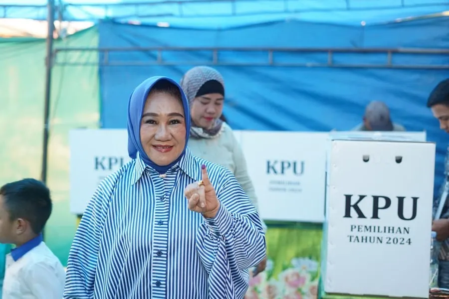 Hak Pilih Dibekukan, Nur Alam Hanya Temani Tina Nur Alam di TPS 01 1 Hak Pilih Dibekukan, Nur Alam Hanya Temani Tina Nur Alam di TPS 01
