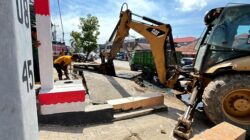 Pengerukan Sedimentasi di Kendari Berlanjut, Fokus di Jalan Diponegoro 12 Pengerukan Sedimentasi di Kendari Berlanjut, Fokus di Jalan Diponegoro