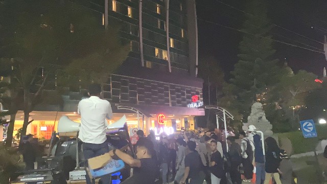 Surat Suara Tercoblos Jadi Isu Panas, Massa Tuntut Penundaan Pleno KPU Kendari 1 Surat Suara Tercoblos Jadi Isu Panas, Massa Tuntut Penundaan Pleno KPU Kendari