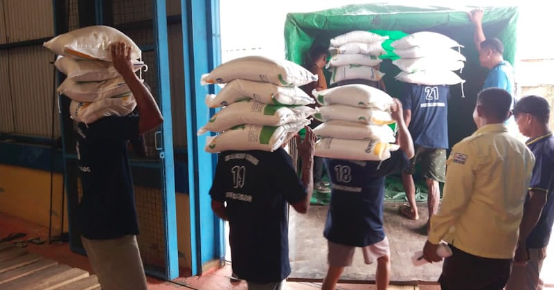 Bulog Raha Mulai Salurkan Bantuan Pangan Beras Tahap III, Sasar 9.922 Penerima di Mubar 1 Bulog Raha Mulai Salurkan Bantuan Pangan Beras Tahap III, Sasar 9.922 Penerima di Mubar