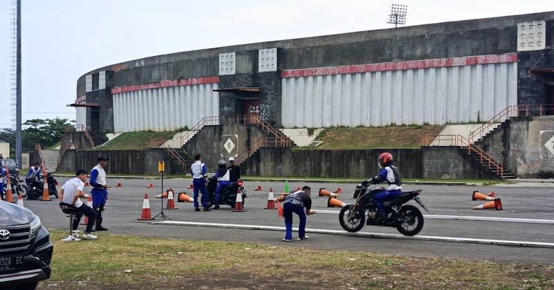 Tips Jaga Jarak Aman saat Berkendara Menggunakan Sepeda Motor