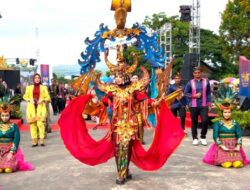 Ragam Budaya Daerah Bersinar di Sultra Tenun Karnaval 2024