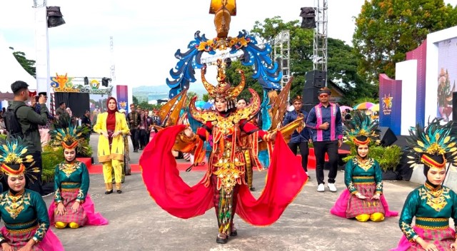 Ragam Budaya Daerah Bersinar di Sultra Tenun Karnaval 2024 1 Ragam Budaya Daerah Bersinar di Sultra Tenun Karnaval 2024