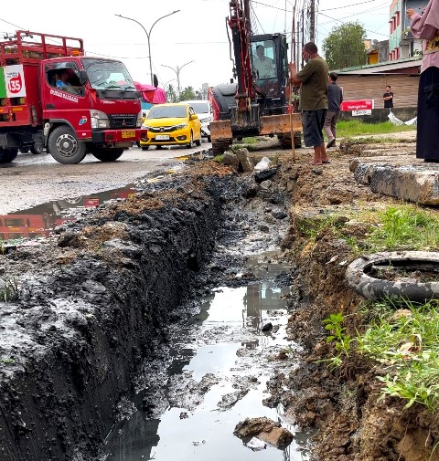 Pengerukan Drainase Tersumbat di Lepo-Lepo, Pemkot Kendari Turunkan Ekskavator 3 Pengerukan Drainase Tersumbat di Lepo-Lepo, Pemkot Kendari Turunkan Ekskavator