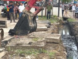 Pengerukan Drainase Tersumbat di Lepo-Lepo, Pemkot Kendari Turunkan Ekskavator