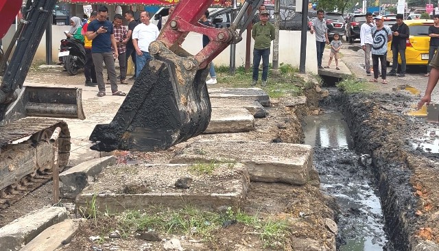 Pengerukan Drainase Tersumbat di Lepo-Lepo, Pemkot Kendari Turunkan Ekskavator