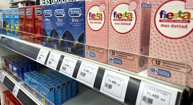 Jelang Malam Tahun Baru: Pria 25 Tahun ke Atas Borong Kondom dan Tisu Magic di Kendari 1 Jelang Malam Tahun Baru: Pria 25 Tahun ke Atas Borong Kondom dan Tisu Magic di Kendari