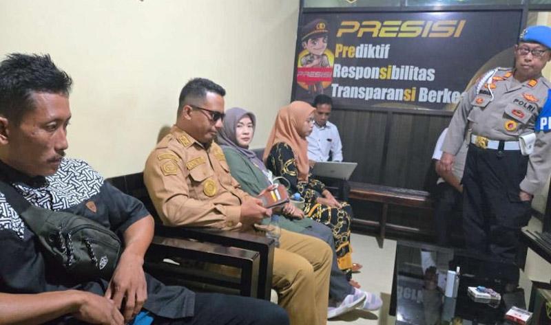 Guru Supriyani Hadiri Sidang Perdana Pelanggaran Etik Eks Kapolsek dan Kanit Reskrim Polsek Baito 1 Guru Supriyani Hadiri Sidang Perdana Pelanggaran Etik Eks Kapolsek dan Kanit Reskrim Polsek Baito