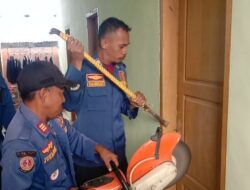 Damkar Kendari Evakuasi Mahasiswa yang Terjebak dalam Kamar Kosnya