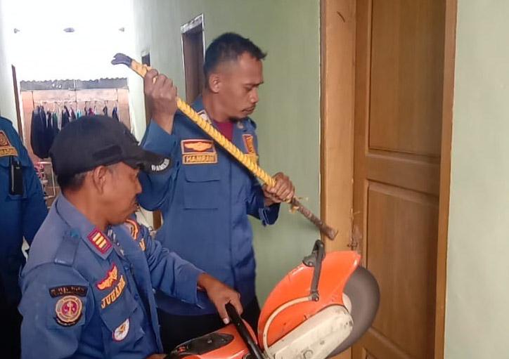 Damkar Kendari Evakuasi Mahasiswa yang Terjebak dalam Kamar Kosnya