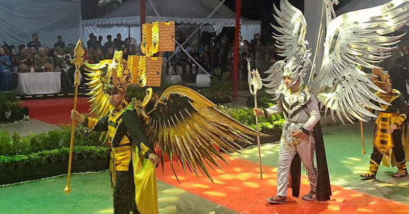 Sultra Tenun Karnaval 2024: Baubau Tampilkan Kostum yang Terinspirasi Perjuangan Sultan Murhum 1 Sultra Tenun Karnaval 2024: Baubau Tampilkan Kostum yang Terinspirasi Perjuangan Sultan Murhum