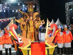 Keunikan Rumah Lumbung Khas Bombana Tampil Memukau di Sultra Tenun Karnaval 2024