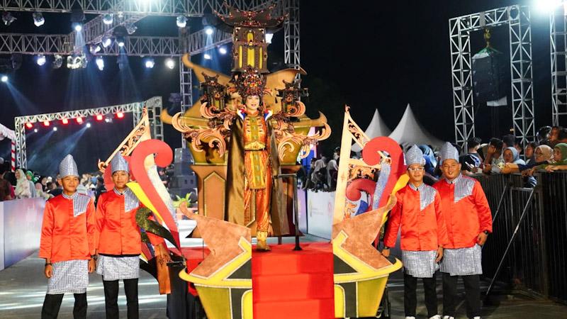 Keunikan Rumah Lumbung Khas Bombana Tampil Memukau di Sultra Tenun Karnaval 2024 1 Keunikan Rumah Lumbung Khas Bombana Tampil Memukau di Sultra Tenun Karnaval 2024