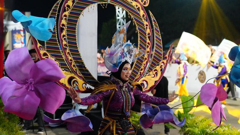 Legenda Kamba Wa Buri Ditampilkan Dalam Bentuk Kostum pada Sultra Tenun Karnaval 2024