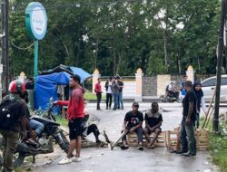 Rekan Dianiaya, Mahasiswa Papua di Kendari Lakukan Aksi Blokade Jalan
