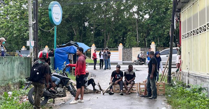 Rekan Dianiaya, Mahasiswa Papua di Kendari Lakukan Aksi Blokade Jalan 1 Rekan Dianiaya, Mahasiswa Papua di Kendari Lakukan Aksi Blokade Jalan