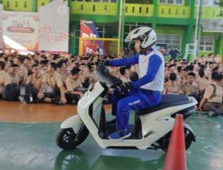 Tips Berkendara Melewati Genangan Air saat Musim Hujan