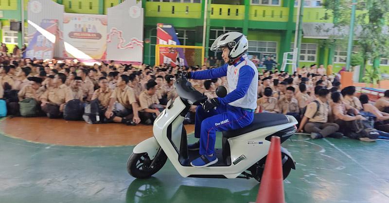 Tips Berkendara Melewati Genangan Air saat Musim Hujan 1 Tips Berkendara Melewati Genangan Air saat Musim Hujan