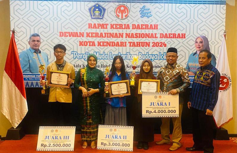 Siswa SMA Negeri 4 Kendari Raih Juara 1 Lomba Desain Motif Tenun