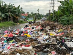 Sampah Menumpuk dan Menimbulkan Bau Busuk, Warga Tobuha Protes dengan Blokade Jalan