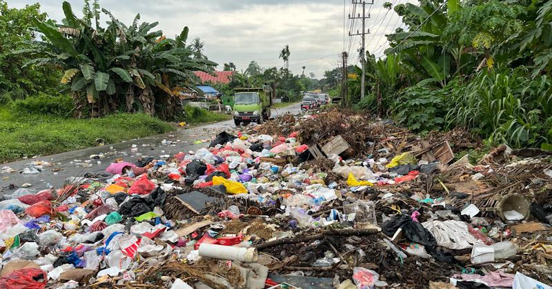Sampah Menumpuk dan Menimbulkan Bau Busuk, Warga Tobuha Protes dengan Blokade Jalan 1 Sampah Menumpuk dan Menimbulkan Bau Busuk, Warga Tobuha Protes dengan Blokade Jalan