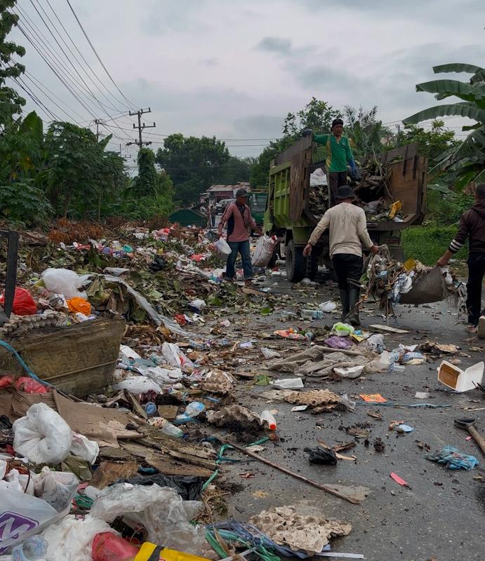 Sampah Menumpuk dan Menimbulkan Bau Busuk, Warga Tobuha Protes dengan Blokade Jalan 3 Sampah Menumpuk dan Menimbulkan Bau Busuk, Warga Tobuha Protes dengan Blokade Jalan