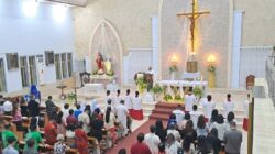Misa Malam Natal di Gereja Katolik Paroki Santo Fransiskus Xaverius Kendari Berlangsung Khidmat