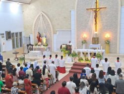 Misa Malam Natal di Gereja Katolik Paroki Santo Fransiskus Xaverius Kendari Berlangsung Khidmat