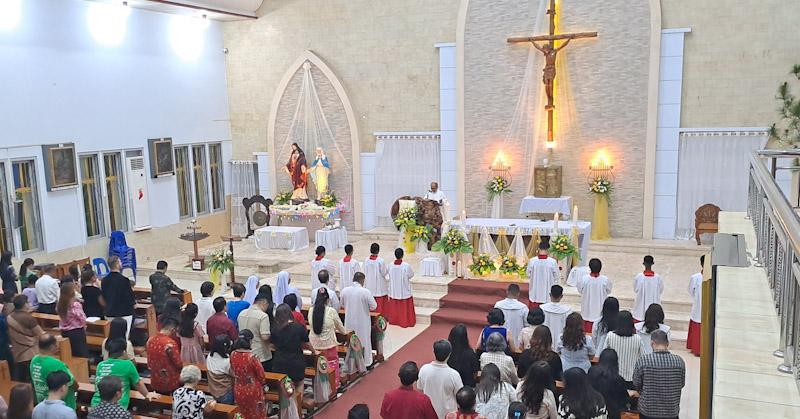 Misa Malam Natal di Gereja Katolik Paroki Santo Fransiskus Xaverius Kendari Berlangsung Khidmat