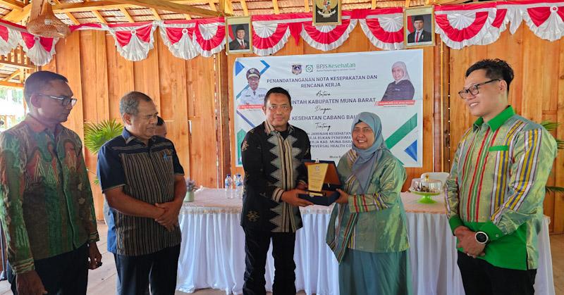 Muna Barat Kembali Terima Penghargaan Predikat UHC dari BPJS Kesehatan 1 Muna Barat Kembali Terima Penghargaan Predikat UHC dari BPJS Kesehatan