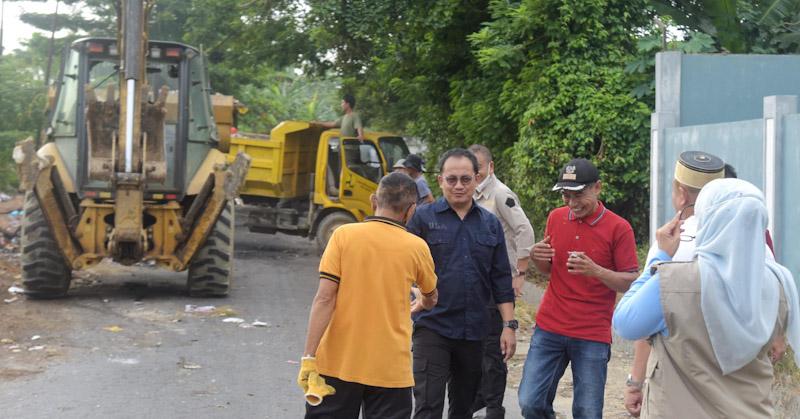 Pemkot Kendari Kerahkan Alat Berat Bersihkan Sampah yang Menumpuk