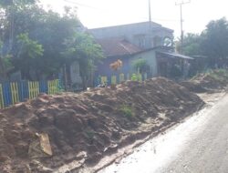 Tumpukan Tanah Galian di Jalur Raha-Tongkuno Ancam Keselamatan Pengendara