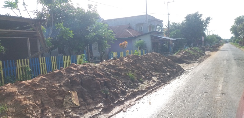Tumpukan Tanah Galian di Jalur Raha-Tongkuno Ancam Keselamatan Pengendara