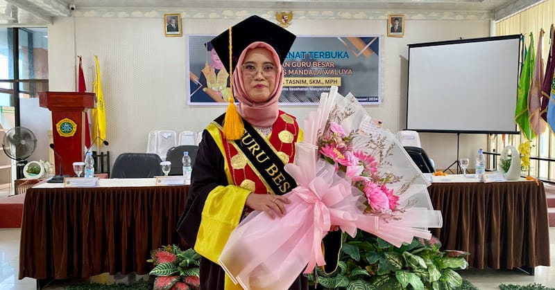 Prof Tasnim Resmi Dikukuhkan Jadi Guru Besar Universitas Mandala Waluya Kendari