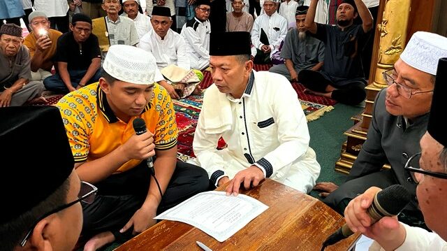 Polisi Ini Resmi Jadi Mualaf di Masjid Al-Kautsar Kendari, Ketahui Alasan di Balik Keputusannya 1 Polisi Ini Resmi Jadi Mualaf di Masjid Al-Kautsar Kendari, Ketahui Alasan di Balik Keputusannya